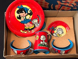 lot 168 image: Adorable Tin Vintage Childrens Tea Set and Miniature Little Golden Books