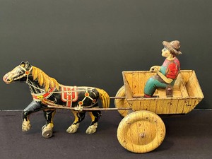 lot 172 image: Variety of Vintage Tin Toys