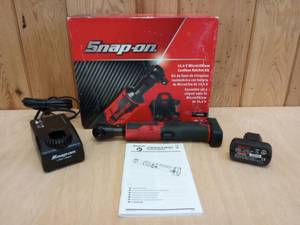 lot 26 image: Snap-On 14.4 V Micro Lithium Cordless Ratchet Kit