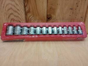 lot 70 image: Snap-On 13 Piece Standard  Shallow Socket Set