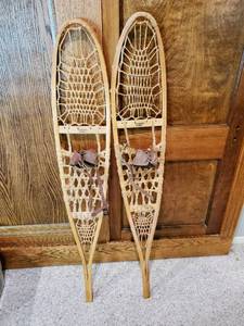 lot 268 image: Pair of Vintage Snow Shoes