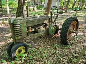 lot 2 image: John Deere Tractor