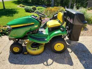 lot 3 image: John Deere X354 Riding Lawnmower