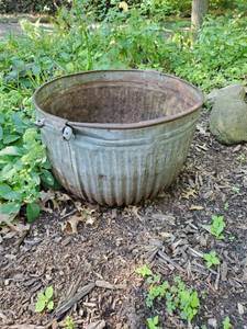 lot 36 image: Vintage Galvanized Bucket