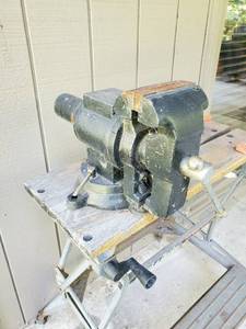 lot 7 image: Five Inch Bench Vice