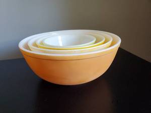 lot 8 image: Vintage Nesting Pyrex Bowls