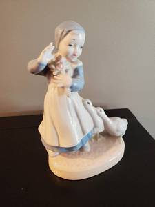 lot 53 image: Porcelain Figurine By Holland Mold