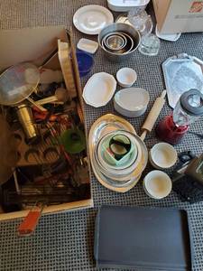 lot 87 image: Large Lot Of Assorted Kitchenware