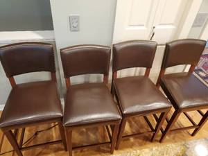 lot 99 image: Four Dinning Chairs