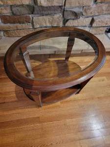 lot 18 image: Contemporary Glass Top Side Table