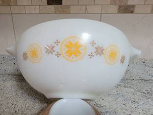 lot 50 image: Pyrex Mixing Bowl Group