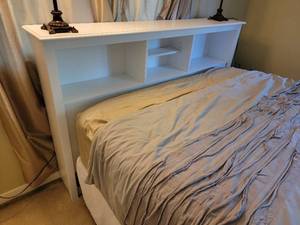 lot 8 image: Modern White Queen Size Bed Set