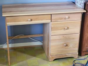 lot 64 image: Simple Student Desk Set