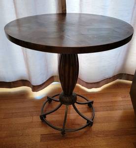 lot 3 image: Faux Mottled Tortoise Shell Round Pedestal Occasional Table