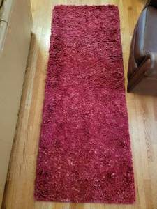lot 24 image: Raspberry Red Shag Rug Runner