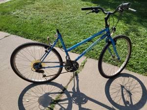lot 141 image: Schwinn Hurricane Bike - 30