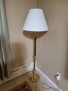 lot 74 image: Classic Brass Floor Lamp