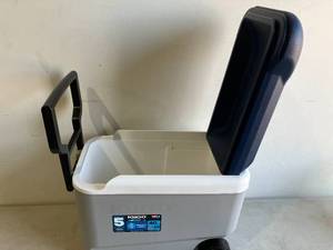 lot 81 image: Igloo MAXCOLD Wheelie Cool 40