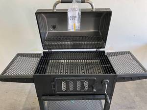 lot 50 image: Char-Griller Classic Charcoal Grill in Black