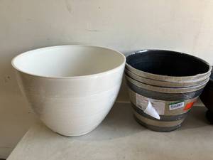 lot 102 image: LOT OF Pottery planters pots