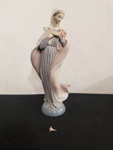 Lladro Lady With Flowers Figurine