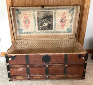 lot 3 image: Petite Vintage Storage Trunk