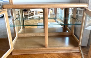 lot 30 image: Wonderful Wooden Display Cabinet with Glass DoorsSides and a Mirrored Back