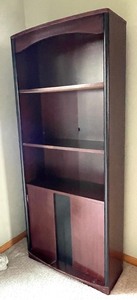 lot 53 image: Beautiful Bookshelf with Adjustable Shelves