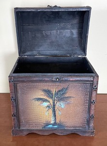 lot 25 image: Decorative Palm Tree Storage Box