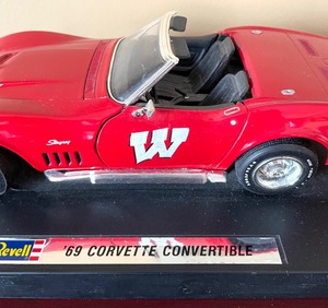 lot 29 image: University of Wisconsin Madison Themed 69 Corvette Die Cast Model Car by Revell