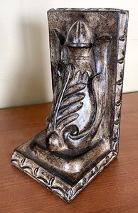 lot 37 image: Remarkable Resin Bookends