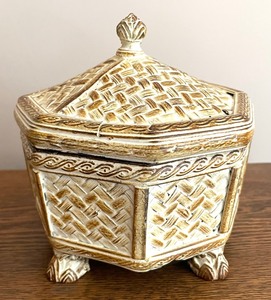 lot 57 image: Delightful Home Decor Grouping