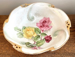 lot 59 image: Pretty Pretty Porcelain