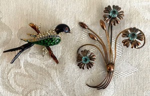 lot 71 image: Variety of Gorgeous Brooches