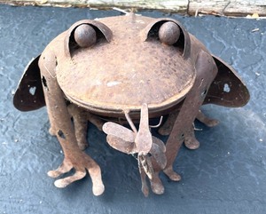 lot 81 image: Patina Garden Frog