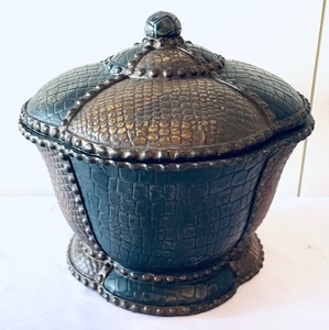 lot 99 image: Delightful Home Decor Grouping