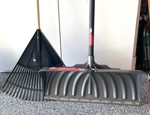 lot 105 image: Long Handled Tool Lot