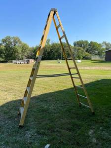 10 Fiberglass Stepladder