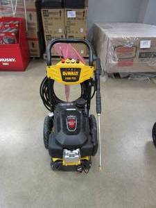 lot 527 image: DEWALT DXPW3324I 3300 PSI 2.4 GPM Gas Cold Water Pressure Washer with HONDA GCV200 Engine (NEW CONDITION)