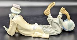 lot 8 image: Lladro Porcelain Laying Clown with Beach Ball #4618