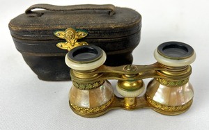 lot 22 image: Antique Opera Glasses Mother of Pearl Gebr Lange Bremen Optiker Schsselkorb No 35