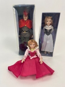 lot 34 image: DeAgostini Griffin House of London Disney Porcelain and Cloth Dolls