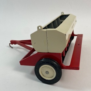 lot 118 image: Vintage International Harvester (IH) Grain Drill 116
