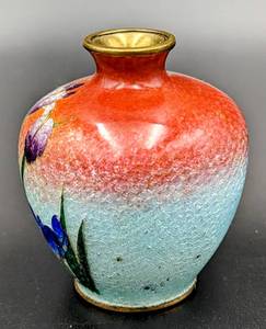 lot 151 image: Antique Japanese Kumeno Teitaro Ginbari Cloisonne Enameled Foil Iris Vase