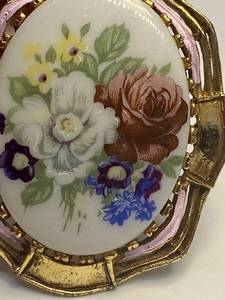 lot 188 image: Vintage Oval Floral Painted Brooch