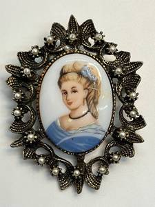 lot 193 image: Lovely Vintage Portrait Brooch