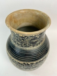 lot 212 image: Vintage Thai Pottery Vase Planter
