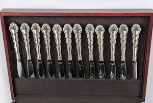 lot 197 image: Oneida Silversmiths Community Silver-Plate Flatware Set- Modern Baroque Pattern