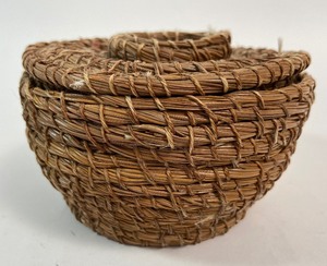lot 261 image: Vintage Covered Woven Grass  Rattan Baskets & Small Woven Bowls