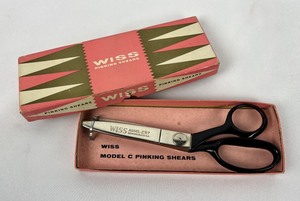 lot 270 image: Wiss Pinking Shears and Ateco Marshall Field & Co Cake Ornamenting Syringe